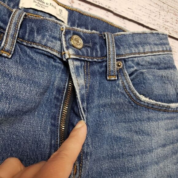 Abercrombie & Fitch The Boyfriend Mid Rise Distressed Jeans Size 28 / 6R A&F - Picture 5 of 12